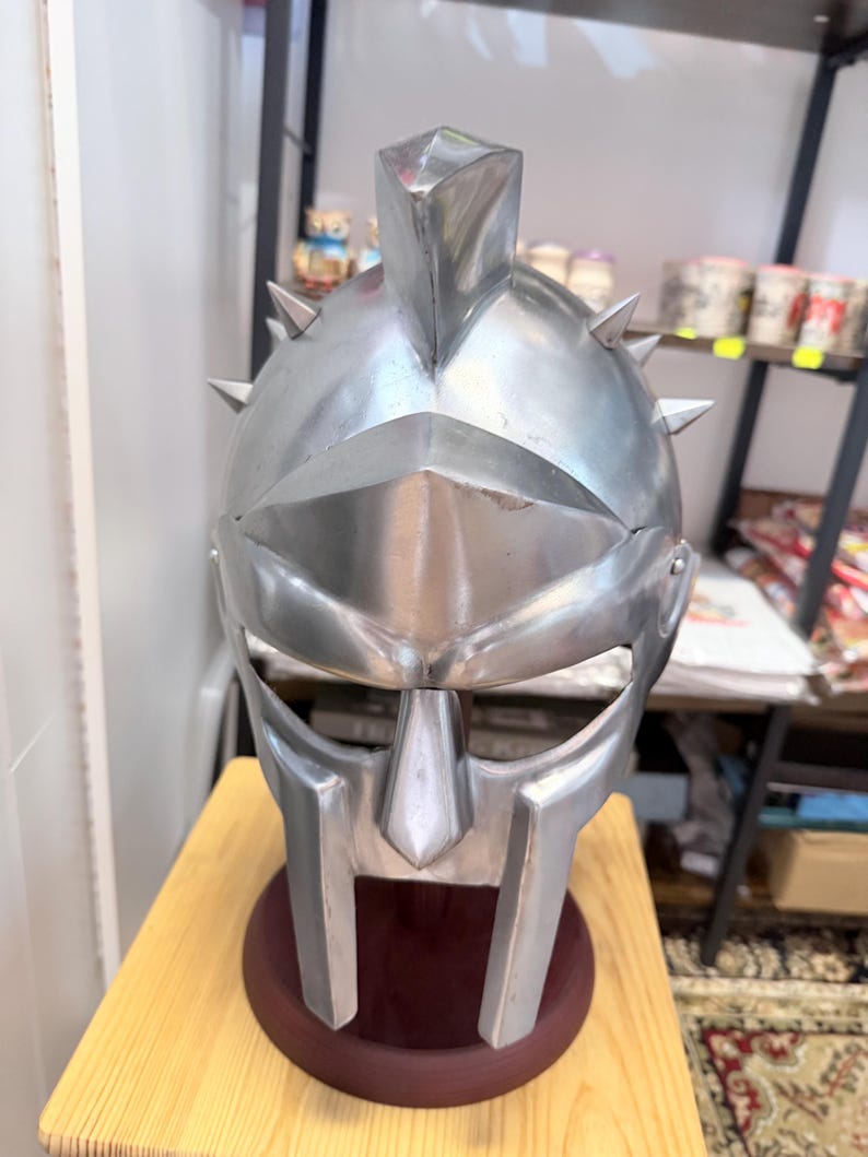 Elmo del Gladiatore Massimo — Replica in Acciaio, Base in Legno