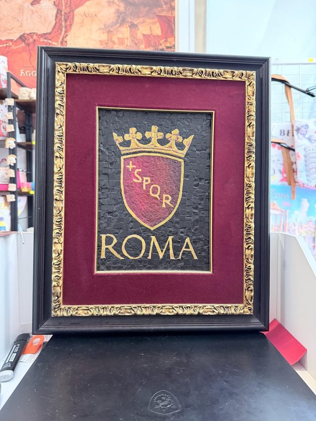 Roma SPQR — Mosaico in Pietra Fatto a Mano, Oro 24k, 28x36 cm