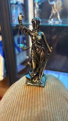 Temi Dea della Giustizia — Statuetta in Peltro Fuso a Mano