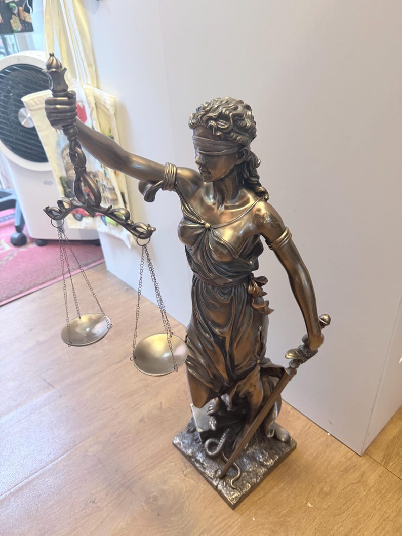 Dea della Giustizia — Statua in Bronzo e Resina, 75 cm