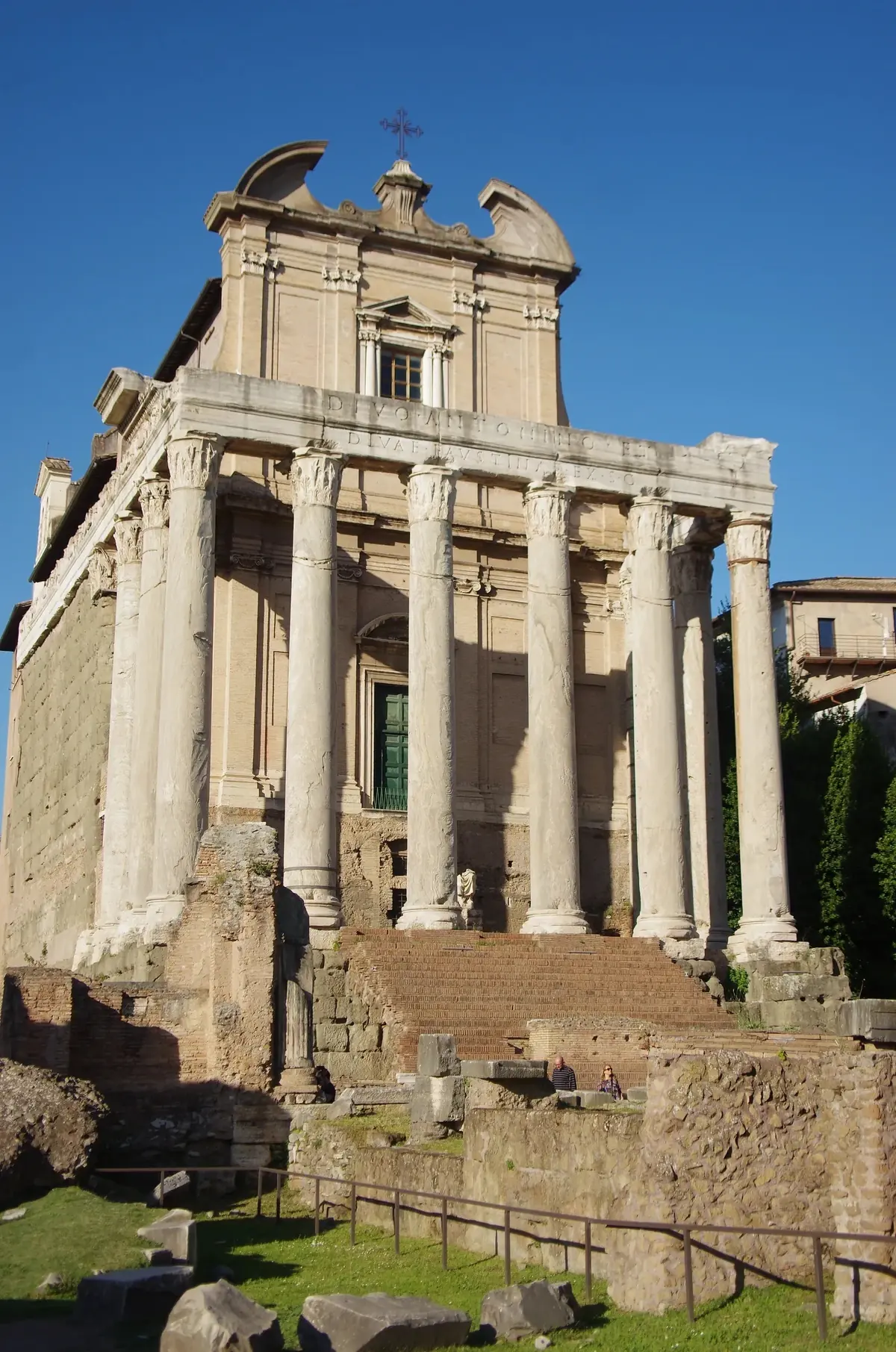 The Temple of Antoninus and Faustina today: six cipollino columns with the inscription and, behind them, the facade of the church of San Lorenzo in Miranda, rebuilt in 1602.